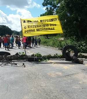 Indígenas bloqueiam BR-101 em Joaquim Gomes em protesto contra PL
