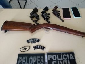 Operação em Penedo prende cinco pessoas e apreende armas e drogas