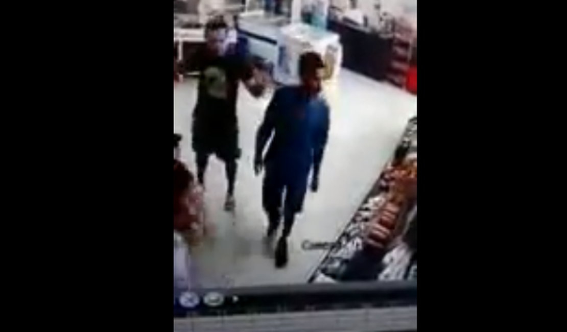 [Vídeo] Dupla armada invade mercadinho e rouba clientes e funcionários 