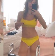 Luciana Gimenez posa de lingerie com o uso de andador