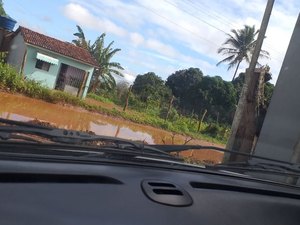 [Vídeo] Fedentina e mosquitos em poça d'água preocupam moradores da zona rural de Arapiraca 