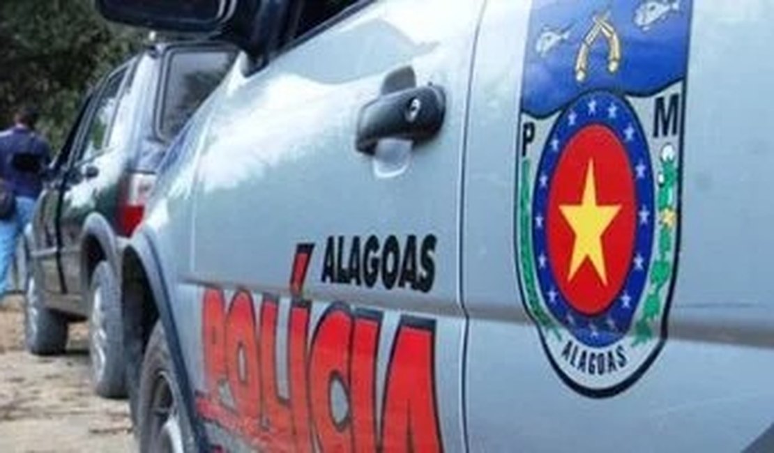 Polícia prende casal suspeito de porte ilegal de arma de fogo, em Arapiraca