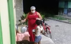 Com auxílio emergencial, mulher distribui sopa em Matriz de Camaragibe
