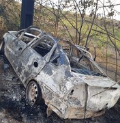 Condutor bate veículo em poste e carro incendeia na Barra de Santo Antônio