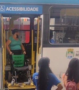 Cadeirante se levanta, empurra cadeira ao subir em ônibus e causa confusão