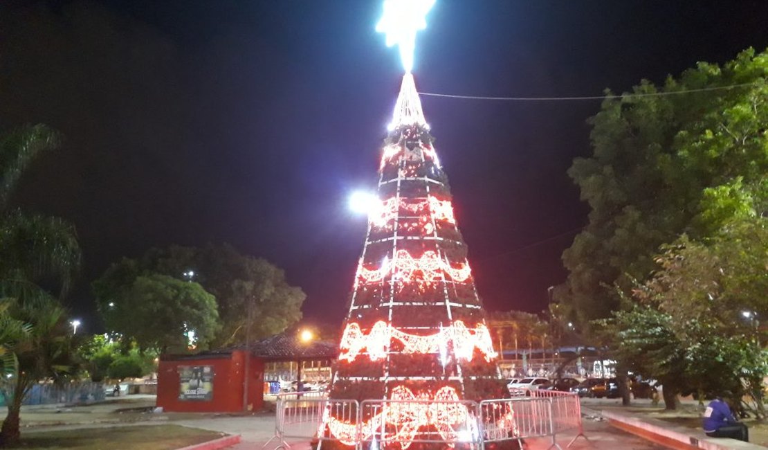 Iluminação natalina decora praça no Benedito Bentes, em Maceió