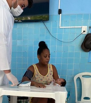 Moradores de abrigos em Maceió recebem ação de assistência médica