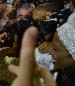 Em Salvador, Lula é recebido com banho de pipoca e carona de metrô