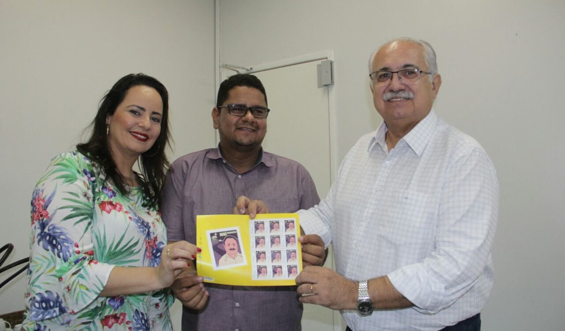 Prefeito revela selos comemorativos dos Correios para família dos homenageados