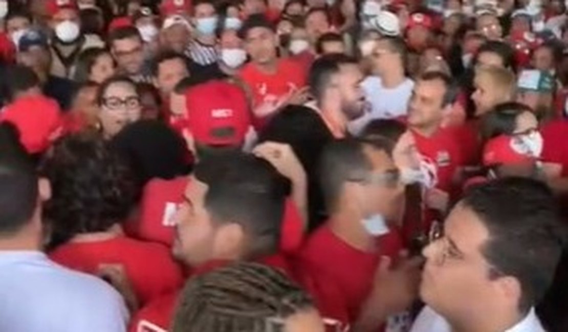 [Vídeo] Apoiador de Bolsonaro é flagrado em evento com Lula e acaba expulso