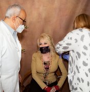 Dolly Parton toma segunda dose de vacina contra Covid-19 que ajudou a financiar