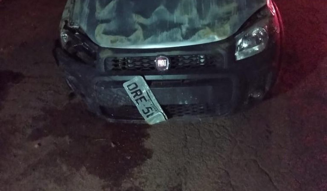 Para evitar colisão frontal motorista sai da pista e tomba veiculo na AL-110, em Arapiraca