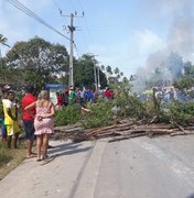 [Vídeo] Manifestantes bloqueiam AL 101 Norte em Maragogi