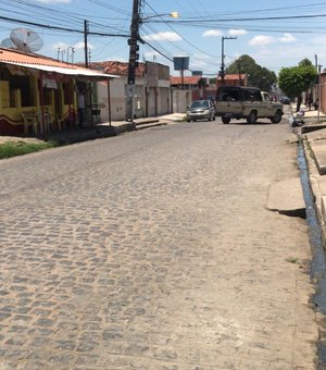 Óleo derramado no asfalto causa deslizamentos, em Arapiraca