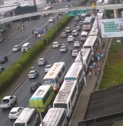 Motoristas de transporte escolar fazem protesto contra salários atrasados em Maceió