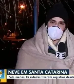Repórter aparece ao vivo enrolado em cobertor e viraliza na internet