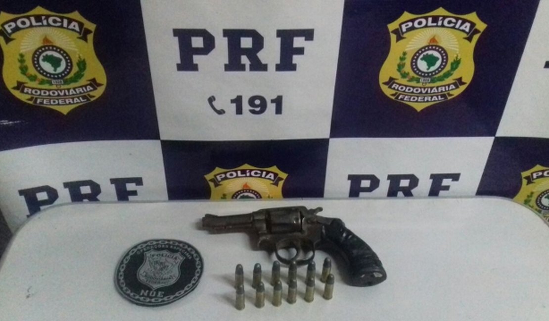 [Vídeo] PRF apreende arma com 12 munições e moto roubada