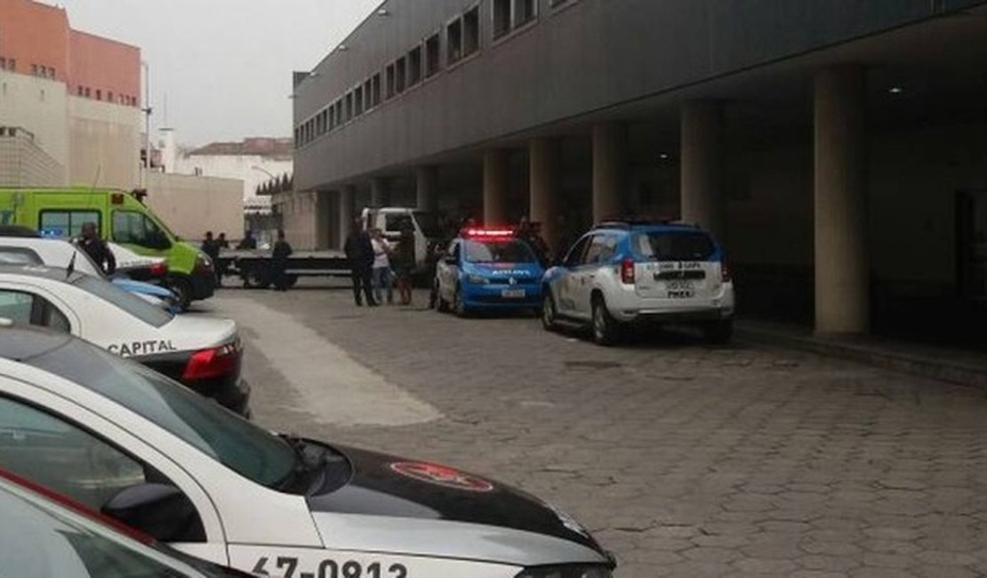 Bandidos invadem hospital para resgatar preso e deixam morto e feridos
