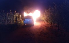 Veículo foi encontrado em chamas 