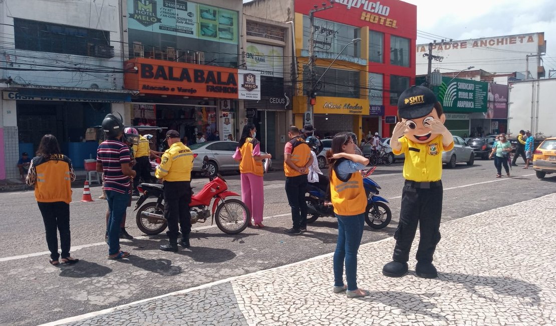 Smtt realiza ação educativa sobre o Maio Amarelo, no Centro de Arapiraca