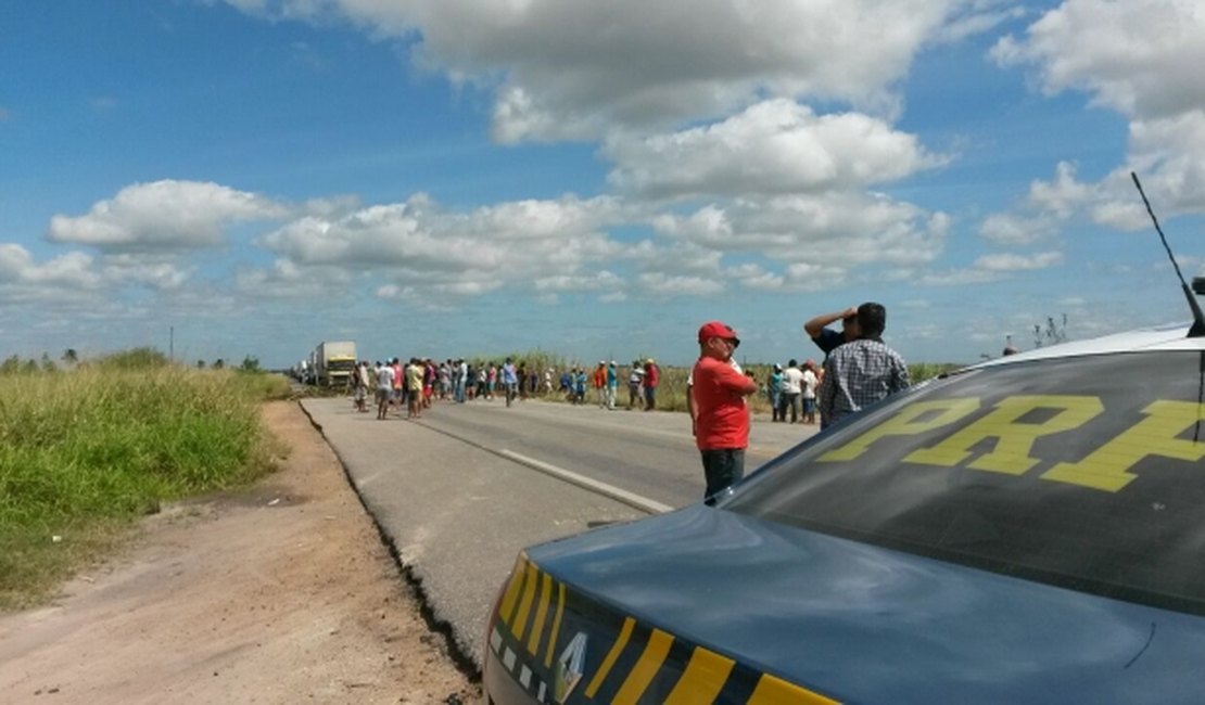 Trabalhadores da Usina Sinimbu voltam a bloquear BR-101 e cobram pagamento de salários