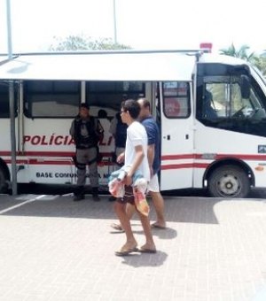 Ônibus da Polícia Militar reforça segurança na Orla de Maceió