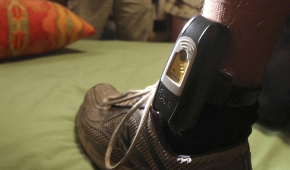 Entenda como funciona a tornozeleira eletrônica
