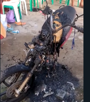 [Vídeo] Moradores acordam assustados com moto em chamas no bairro Olho D'água dos Cazuzinhas