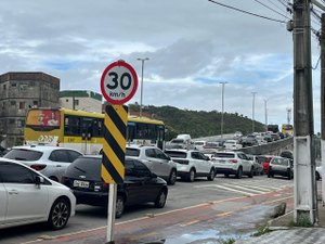 Alto fluxo de veículos trava trânsito no bairro Jacarecica