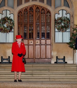 Realeza britânica se reúne em evento de natal, mas faz distanciamento