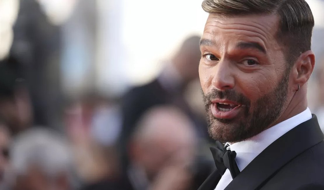 Ricky Martin é acusado de abuso por sobrinho, diz site; cantor nega