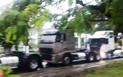 Caminhões bloqueiam faixas de rolamento na Avenida Fernandes Lima em Maceió