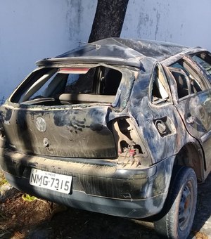 Perseguição policial acaba com carro capotado no Benedito Bentes