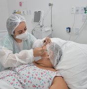 Paciente internada no Hospital da Mulher recebe design de sobrancelhas para aumentar autoestima