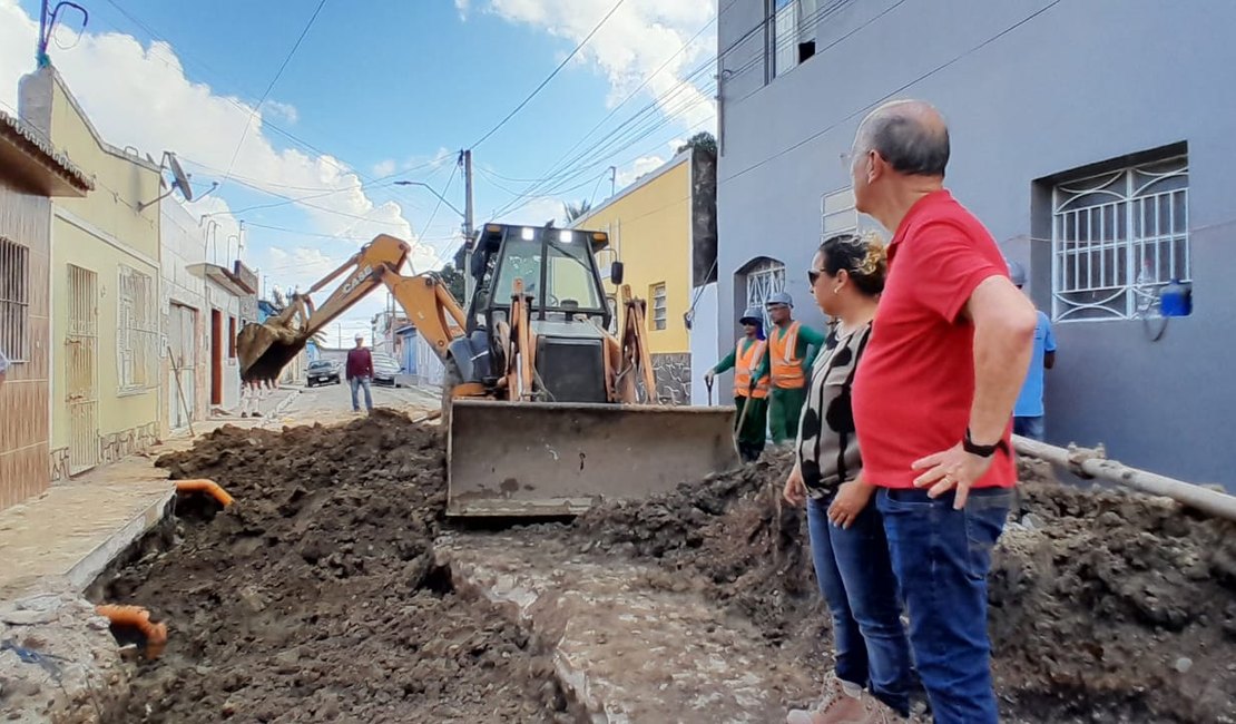 Obra de esgotamento sanitário vai melhorar qualidade de vida de moradores da parte baixa de Penedo