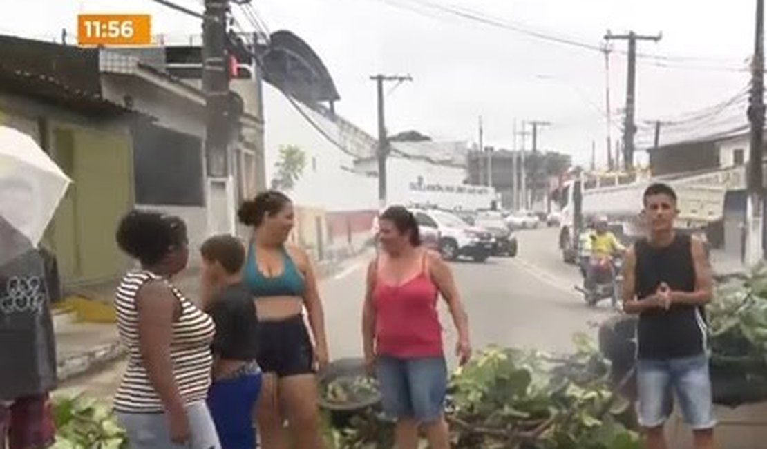 [Vídeo] Moradores do Jacintinho bloqueiam trecho da Ladeira do Óleo após 24 horas sem energia