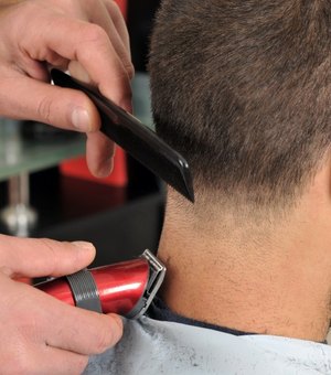 Serviços gratuitos de barbearia são realizados no Senac Poço, em Maceió