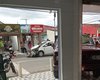 Após colisão traseira, caminhonete invade calçada de farmácia em Arapiraca