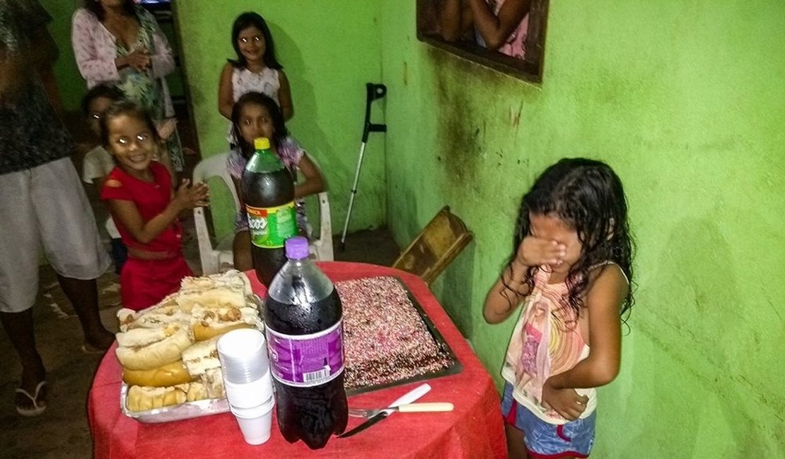 Criança chora na primeira festa de aniversário e reação repercute na internet