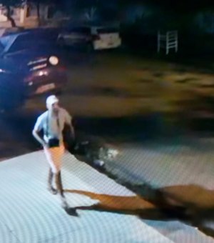 Imagens flagram criminoso arrombando carro em Arapiraca