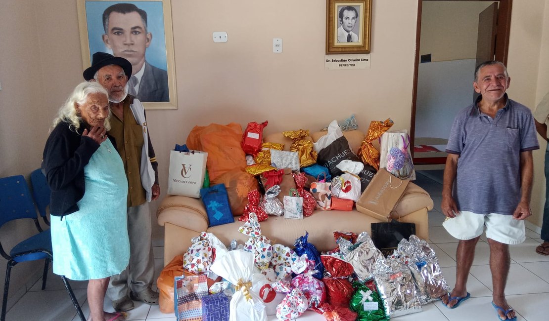 [Vídeo] Idosos da fundação Antonio Jorge recebem presentes arrecadados pela campanha Amor de Natal