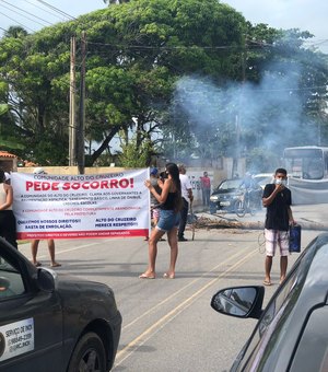 Moradores fecham AL 101 Norte reivindicando direitos à Prefeitura de Maceió