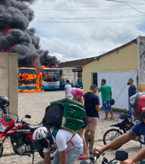 [Vídeos] Ônibus pegam fogo em garagem de empresa de transporte coletivo de Arapiraca