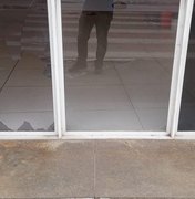 Agência bancária tem vidros quebrados por vândalos, em Arapiraca