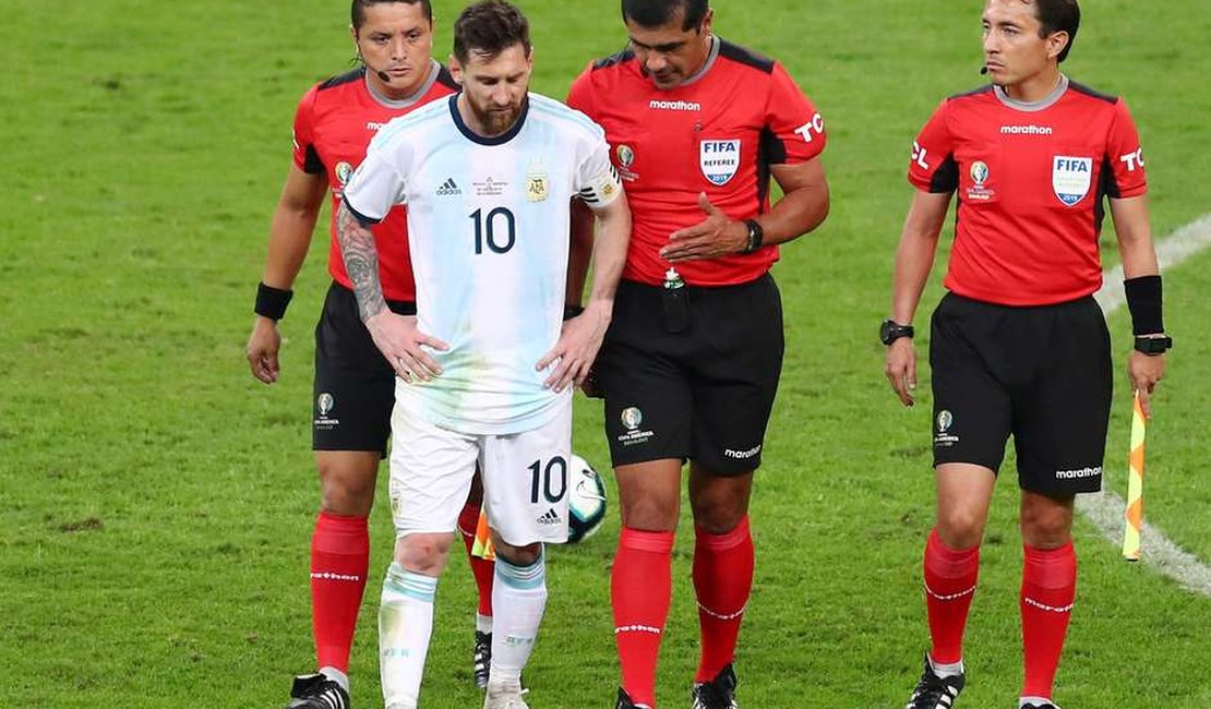Messi se irrita com árbitro brasileiro: 'Errou 2 vezes'