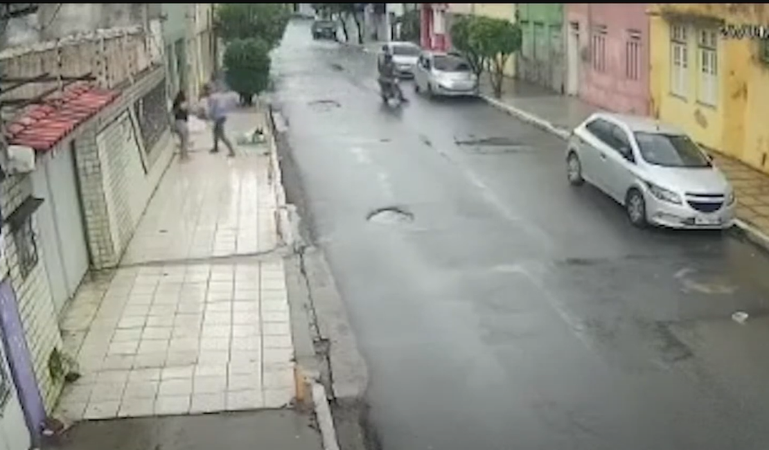 Câmera de segurança flagra tentativa de assalto no bairro do Poço