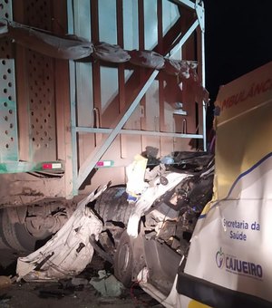 Ambulância de Cajueiro e carreta se chocam em acidente da BR-424 em Marechal Deodoro