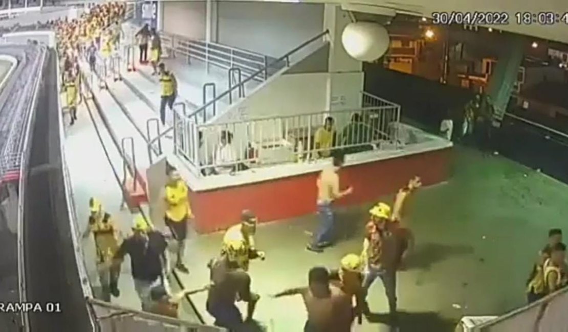 Torcedores do Sport são flagrados tentando derrubar portão do Estádio Rei Pelé