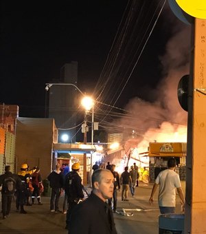 [Vídeo] Incêndio no Parque do Povo cancela shows e suspende São João de Campina Grande 