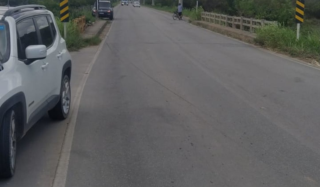 Carro bate em guarda-corpo de ponte após motorista perder o controle em São Luís do Quitunde